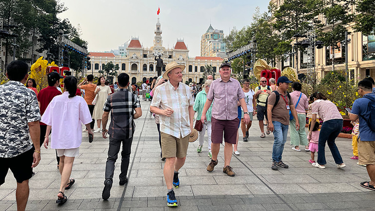 Khách nước ngoài tham quan Thành phố Hồ Chí Minh trong ngày mùng 1 Tết vừa qua.