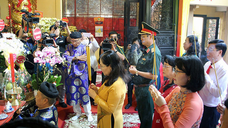 Các đại biểu dâng hương tại lễ hội.