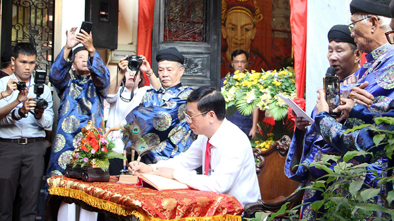 Bí thư Quận ủy quận Bình Thạnh Vũ Ngọc Tuất thực hiện nghi thức Khai bút tại lễ hội.