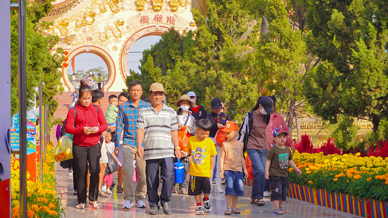 Du khách tập trung cao điểm tại các khu du lịch trên địa bàn Thành phố Hồ Chí Minh trong Mùng Ba và Mồng Bốn Tết. (Ảnh Suối Tiên)
