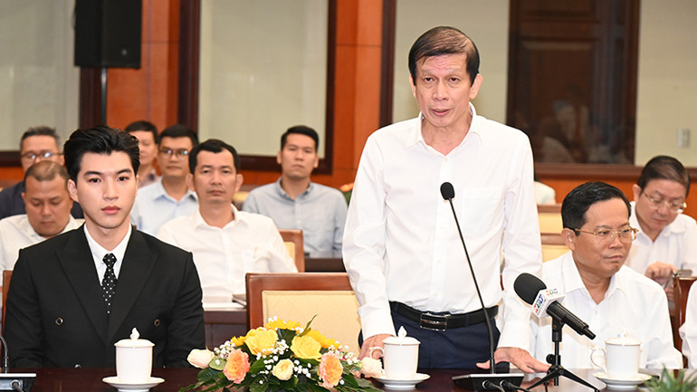 Nhà báo Nguyễn Khắc Văn, Phó Tổng Biên tập phụ trách Báo Sài Gòn Giải phóng phát biểu tại chương trình họp mặt.