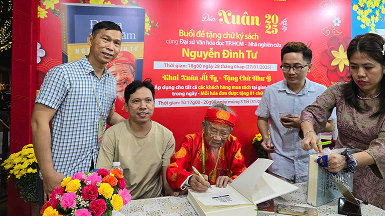 Nhà nghiên cứu Nguyễn Đình Tư ký tặng sách tại Lễ hội Đường sách Tết Ất Tỵ 2025.
