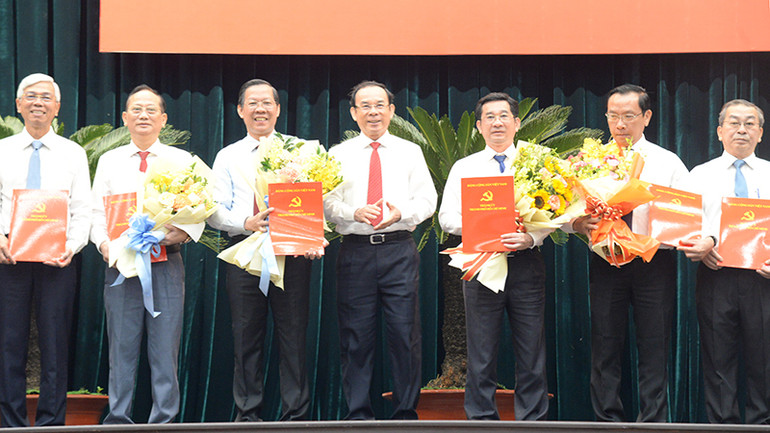 Đồng chí Nguyễn Văn Nên trao quyết định thành lập Đảng bộ Ủy ban nhân dân Thành phố Hồ Chí Minh.