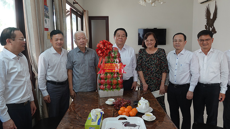 Đồng chí Nguyễn Trọng Nghĩa, Trưởng Ban Tuyên giáo và Dân vận Trung ương cùng đoàn công tác đến thăm, chúc mừng Giáo sư, Tiến sĩ Phạm Mạnh Hùng.