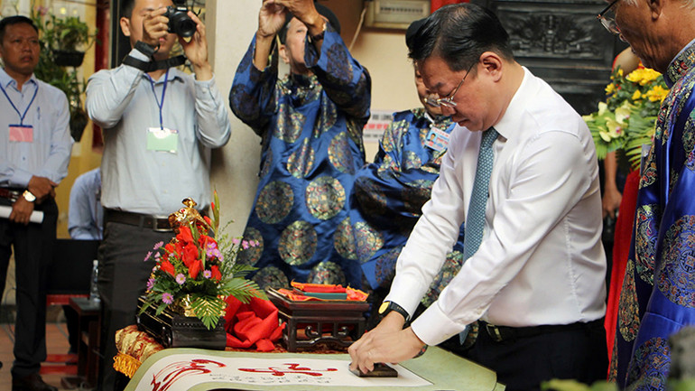 Chủ tịch Ủy ban nhân dân Quận Bình Thạnh Lê Trần Kiên thực hiện nghi thức Khai ấn.