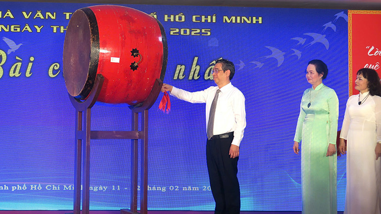 Đồng chí Nguyễn Phước Lộc, Phó Bí thư Thành ủy, Chủ tịch Ủy ban Mặt trận Tổ quốc Việt Nam Thành phố Hồ Chí Minh đánh trống khai mạc Ngày thơ.