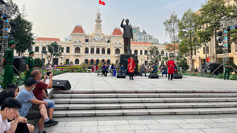 Du khách thưởng thức Đờn ca tài tử tại Công viên Tượng đài Chủ tịch Hồ Chí Minh, Quận 1 trong dịp Tết Nguyên đán Ất Tỵ.