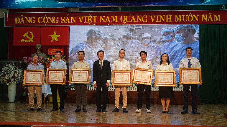 Thứ trưởng Y tế Nguyễn Tri Thức tặng Bằng khen của Thủ tướng Chính phủ cho các tập thể, cá nhân của Bệnh viện Thống Nhất.