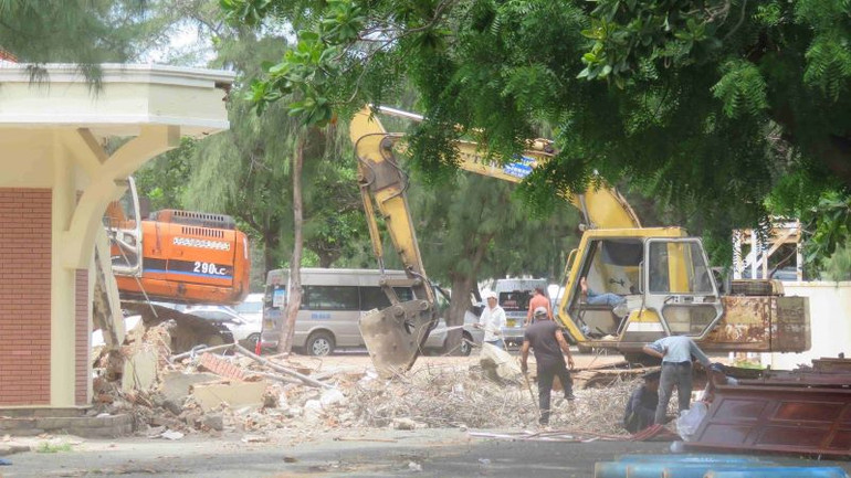 Nhiều đơn vị đang tự phá dỡ để bàn giao mặt bằng.