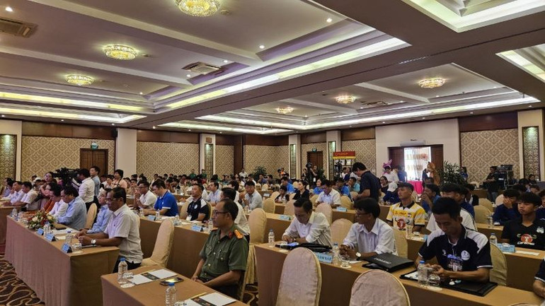 Tham dự họp báo và lễ bốc thăm có đại diện các đội bóng và nhiều cơ quan thông tấn, báo chí Trung ương và địa phương. Tham dự họp báo và lễ bốc thăm có đại diện các đội bóng và nhiều cơ quan thông tấn, báo chí Trung ương và địa phương.