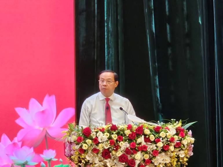 Đồng chí Nguyễn Văn Thọ, Phó Bí thư Tỉnh ủy, Chủ tịch Ủy ban nhân dân tỉnh báo cáo tình hình kinh tế 6 tháng đầu năm 2024.