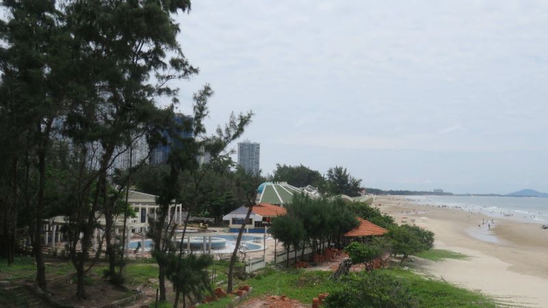 Nhiều công trình vẫn chưa được tháo dỡ.