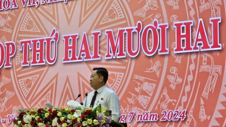 Đồng chí Lê Ngọc Linh Giám đốc Sở Kế hoạch và Đầu tư trả lời chất vấn của các đại biểu Hội đồng nhân dân tỉnh về thu hút đầu tư.