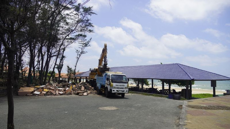 Một số doanh nghiệp đang tự nguyện tháo dỡ công trình.