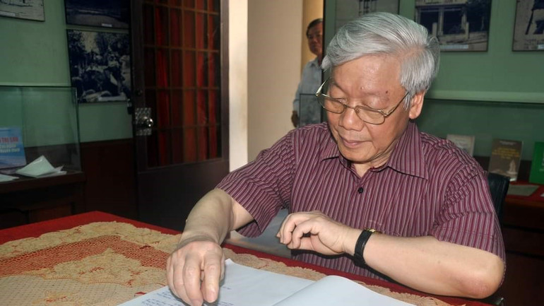 Tổng Bí thư Nguyễn Phú Trọng lưu bút tại Nhà lưu niệm Anh hùng Lực lượng vũ trang nhân dân Võ Thị Sáu (ngày 17/6/2016).