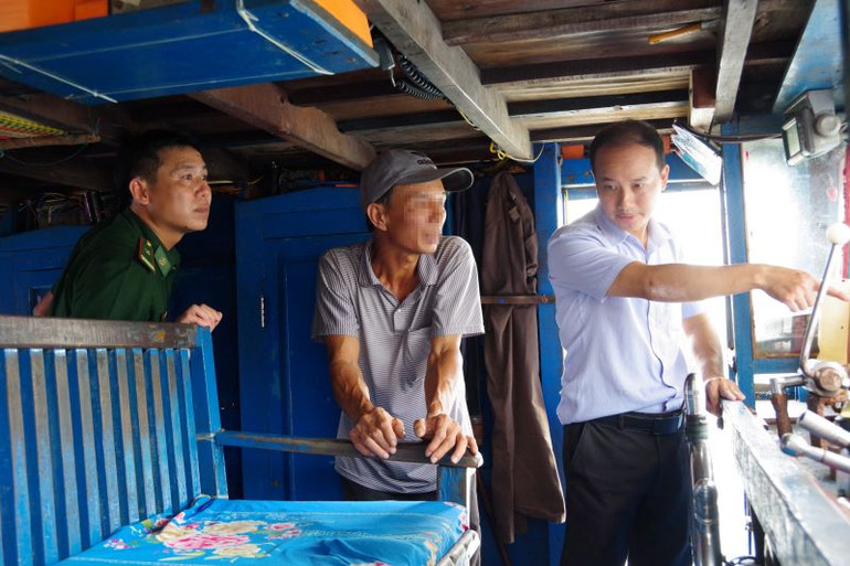 Lực lượng cơ quan điều tra Bộ đội Biên phòng tỉnh làm việc với đối tượng N.B (ở giữa) trên tàu cá BĐ 3XXX3 TS.