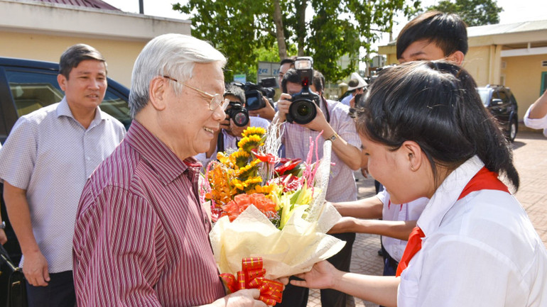Em Bùi Thị Yến Vy (xã Long Tân, huyện Đất Đỏ, tỉnh Bà Rịa-Vũng Tàu) nhớ như in khoảnh khắc được tặng hoa Tổng Bí thư Nguyễn Phú Trọng.