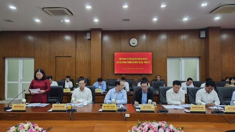 Đồng chí Nguyễn Thị Yến, Phó Bí thư Thường trực,Trưởng đoàn Đại biểu Quốc hội tỉnh Bà Rịa-Vũng Tàu trình bày báo cáo kết quả 40 năm thực hiện đường lối đổi mới của Đảng tại địa phương. Đồng chí Nguyễn Thị Yến, Phó Bí thư Thường trực,Trưởng đoàn Đại biểu Quốc hội tỉnh Bà Rịa-Vũng Tàu trình bày báo cáo kết quả 40 năm thực hiện đường lối đổi mới của Đảng tại địa phương.