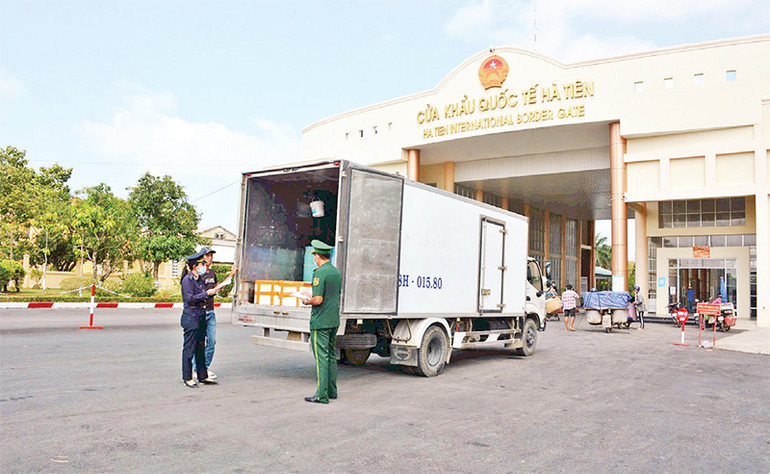 Lực lượng chức năng kiểm tra hàng hóa xuất khẩu qua Campuchia tại Cửa khẩu quốc tế Hà Tiên, tỉnh Kiên Giang.