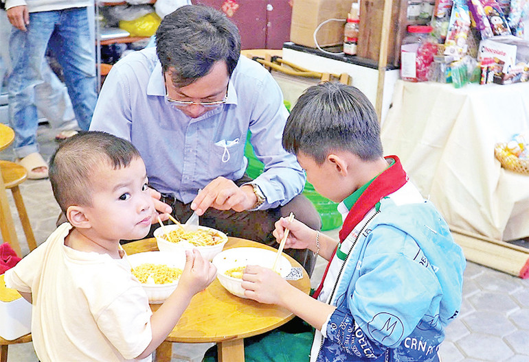 Ông Dư Vĩnh Tường và hai con tại tiệm mì siêu rẻ ở Cà Mau.