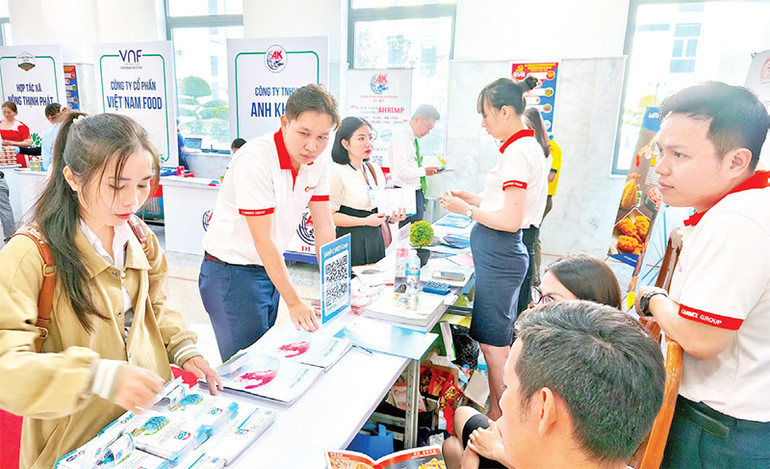 Các phiên giao dịch việc làm, hướng nghiệp để tìm kiếm cơ hội lao động nước ngoài luôn thu hút đông đảo giới trẻ Cà Mau.