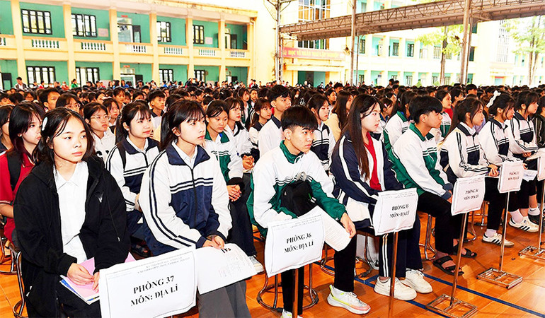 Học sinh tập trung tại địa điểm thi. (Ảnh HUY HOÀNG)