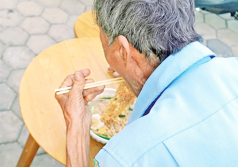 Tiệm mì siêu rẻ ở Cà Mau giúp nhóm người yếu thế no bụng trên bước đường mưu sinh đầy gian khó.