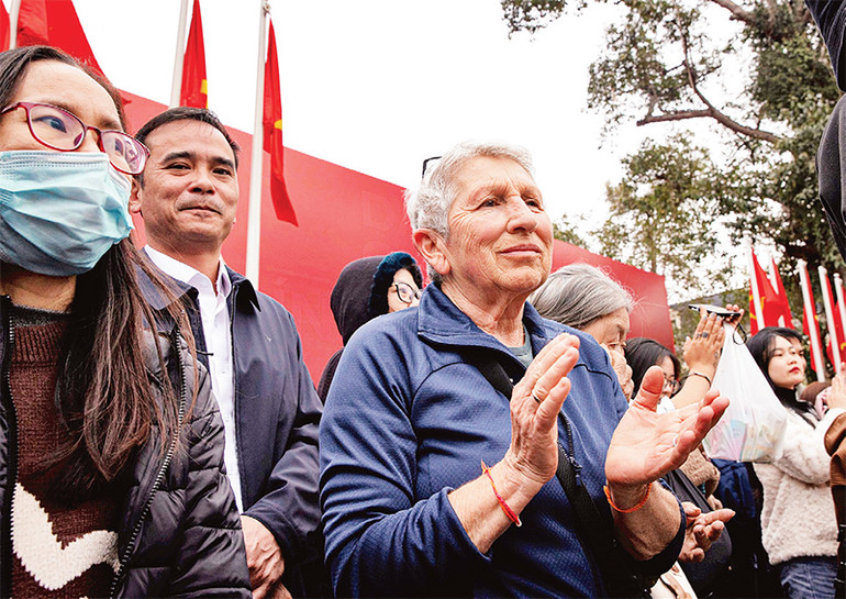 Người dân cùng du khách nước ngoài ấn tượng với màn trình diễn của lực lượng Công an nhân dân.