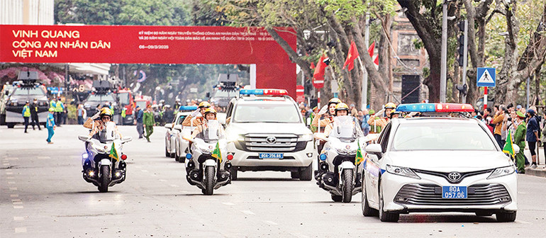 Bộ Công an tổ chức màn trình diễn mô-tô dẫn đoàn.