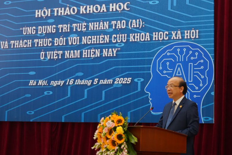 Tiến sĩ Phan Chí Hiếu, Chủ tịch Viện Hàn lâm Khoa học xã hội Việt Nam phát biểu tại hội thảo.