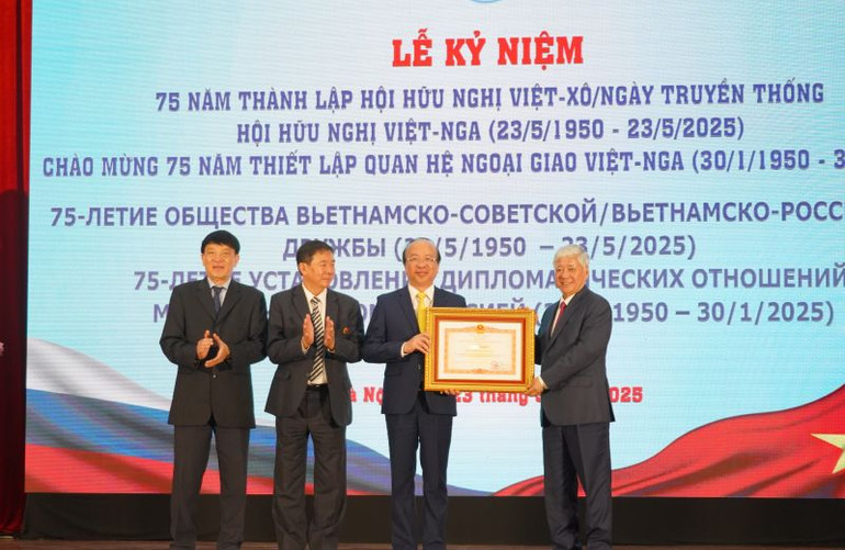 Thay mặt Đảng và Nhà nước, đồng chí Đỗ Văn Chiến, Ủy viên Bộ Chính trị, Bí thư Trung ương Đảng, Chủ tịch Ủy ban Mặt trận Tổ quốc Việt Nam, trao tặng bằng khen của Thủ tướng Chính phủ cho Hội Hữu nghị Việt Nam-Liên bang Nga.