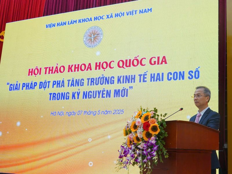 Tiến sĩ Đặng Xuân Thanh, Phó Chủ tịch Viện Hàn lâm Khoa học xã hội Việt Nam phát biểu tại hội thảo.