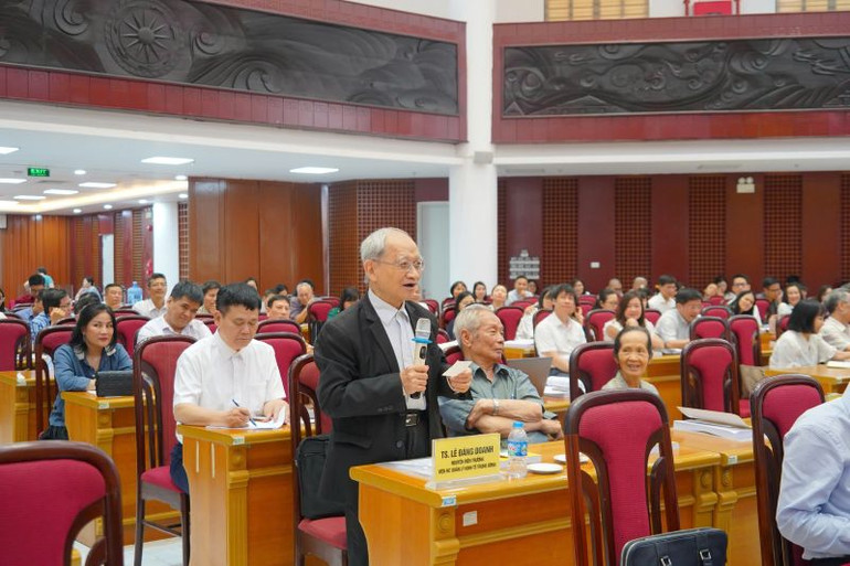 Các chuyên gia sôi nổi thảo luận tại hội thảo.