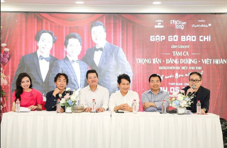 Các nghệ sĩ tại buổi họp báo.