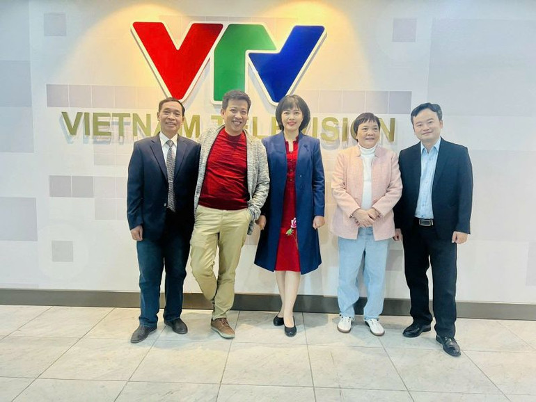 Phó Giáo sư, Tiến sĩ Phạm Văn Tình (ngoài cùng bên trái) cùng các khách mời, cố vấn trong chương trình "Vua Tiếng Việt". Phó Giáo sư, Tiến sĩ Phạm Văn Tình (ngoài cùng bên trái) cùng các khách mời, cố vấn trong chương trình "Vua Tiếng Việt".