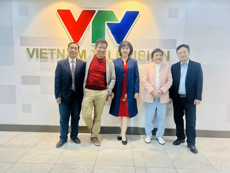 Phó Giáo sư, Tiến sĩ Phạm Văn Tình (ngoài cùng bên trái) cùng các khách mời, cố vấn trong chương trình "Vua Tiếng Việt".