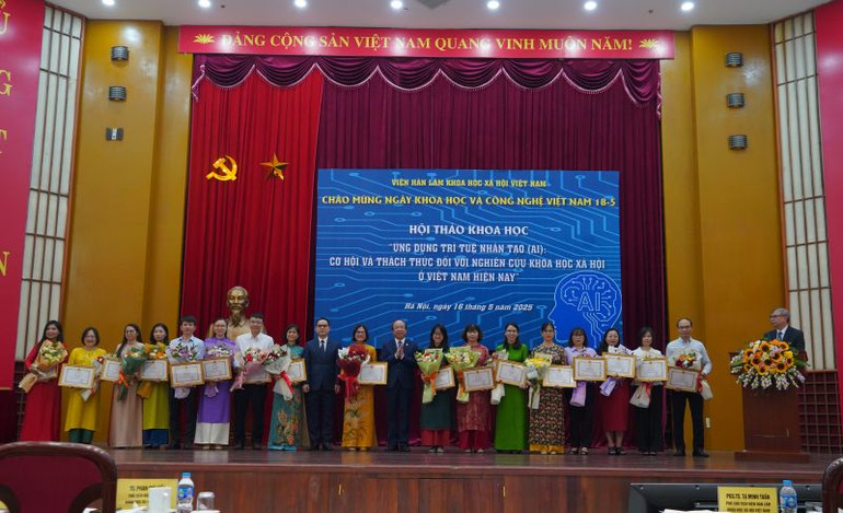 Trao tặng bằng khen cho các cá nhân có thành tích xuất sắc trong nghiên cứu khoa học.