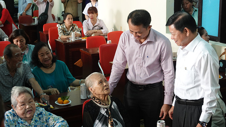 Các đại biểu thăm hỏi các nghệ sĩ đến sinh sống tại Trung tâm Dưỡng lão Thị Nghè.