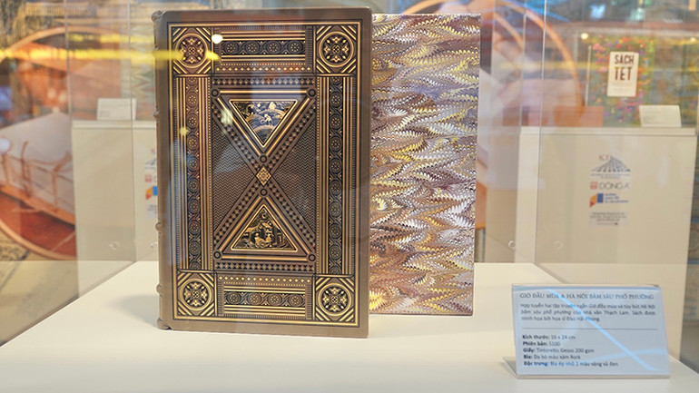 Nhiều sách quý được trưng bày tại Lễ hội Đường sách Tết Giáp Thìn 2024.