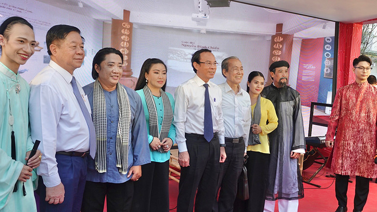 Các đại biểu chụp ảnh lưu niệm tại Không gian nghệ thuật Nam Bộ.