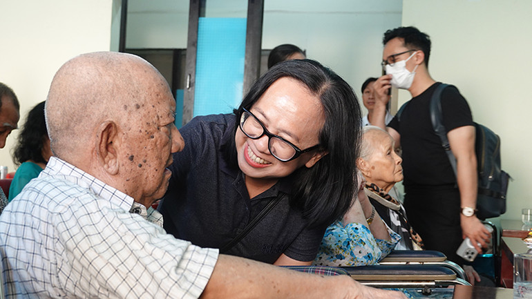 Đại biểu thăm hỏi nghệ sĩ Mạc Can.