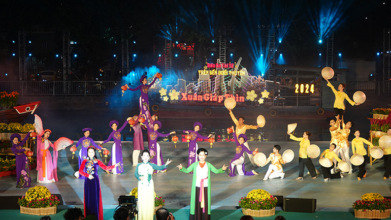 Tiết mục “Dòng sông hội tụ” mở màn chương trình.