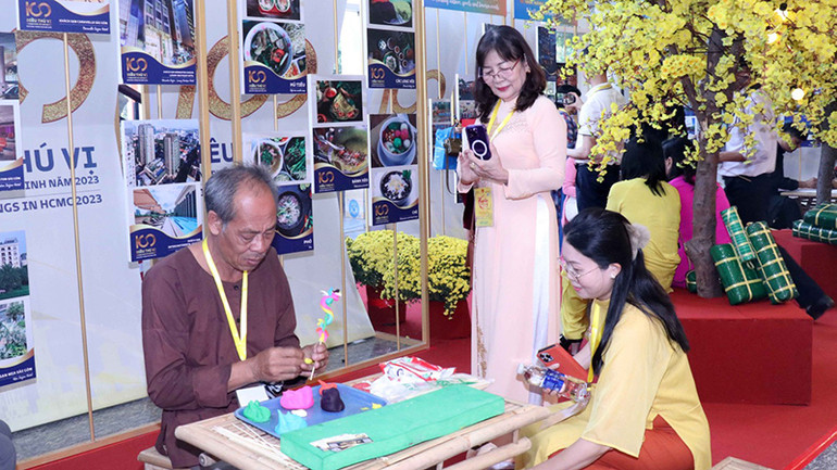 Các đại biểu xem nghệ nhân làm tò he. Ảnh: Xuân Khu