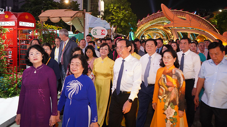 Các đại biểu tham quan Đường hoa Nguyễn Huệ Tết Giáp Thìn 2024. (Ảnh Thế Anh).