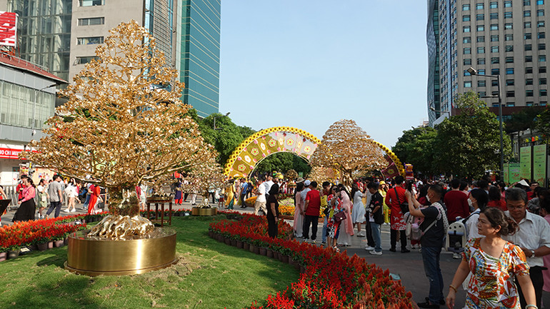 Đường hoa Nguyễn Huệ luôn thu hút đông đảo du khách đến tham quan trong suốt kỳ nghỉ lễ Tết Nguyên đán Giáp Thìn.