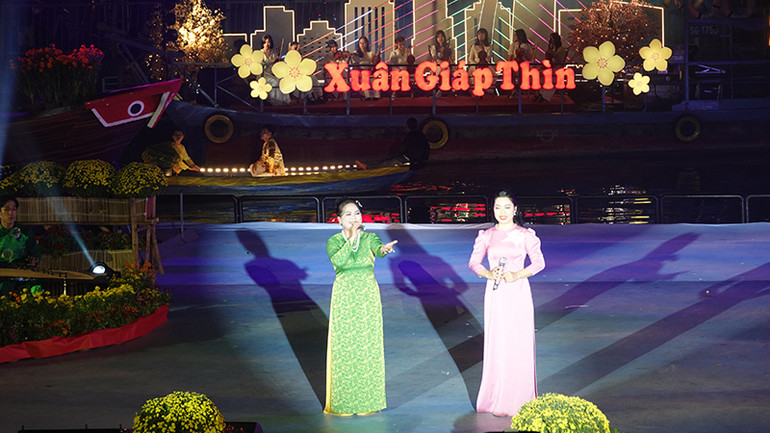 Tiết mục “Sài Gòn-Thành phố Hồ Chí Minh” (ý thơ Nghệ nhân Nhân dân Hồng Oanh, chuyển thể điệu Thạc sĩ Phạm Thái Bình) do Nghệ nhân Nhân dân Thanh Tuyết và Nghệ sĩ Trường An trình bày.