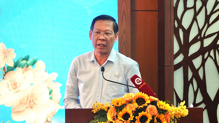 Chủ tịch Ủy ban nhân dân Thành phố Hồ Chí Minh Phan Văn Mãi phát biểu tại buổi gặp gỡ văn nghệ sĩ.