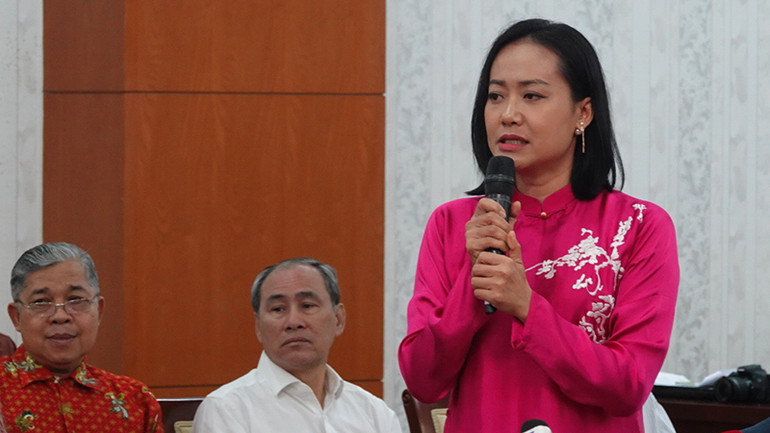 Diễn viên Hồng Ánh phát biểu tại buổi gặp gỡ văn nghệ sĩ.