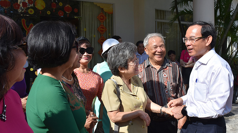 Đồng chí Nguyễn Văn Nên, Ủy viên Bộ Chính trị, Bí thư Thành ủy Thành phố Hồ Chí Minh thăm hỏi các đại biểu.