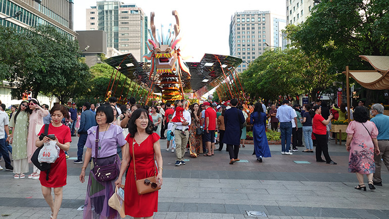 Đường hoa Nguyễn Huệ luôn thu hút rất đông du khách đến thưởng lãm.